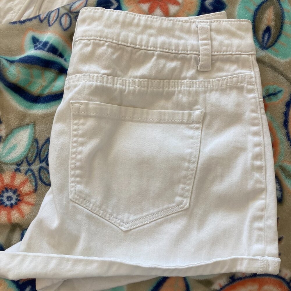 White SO shorts - Picture 2 of 2